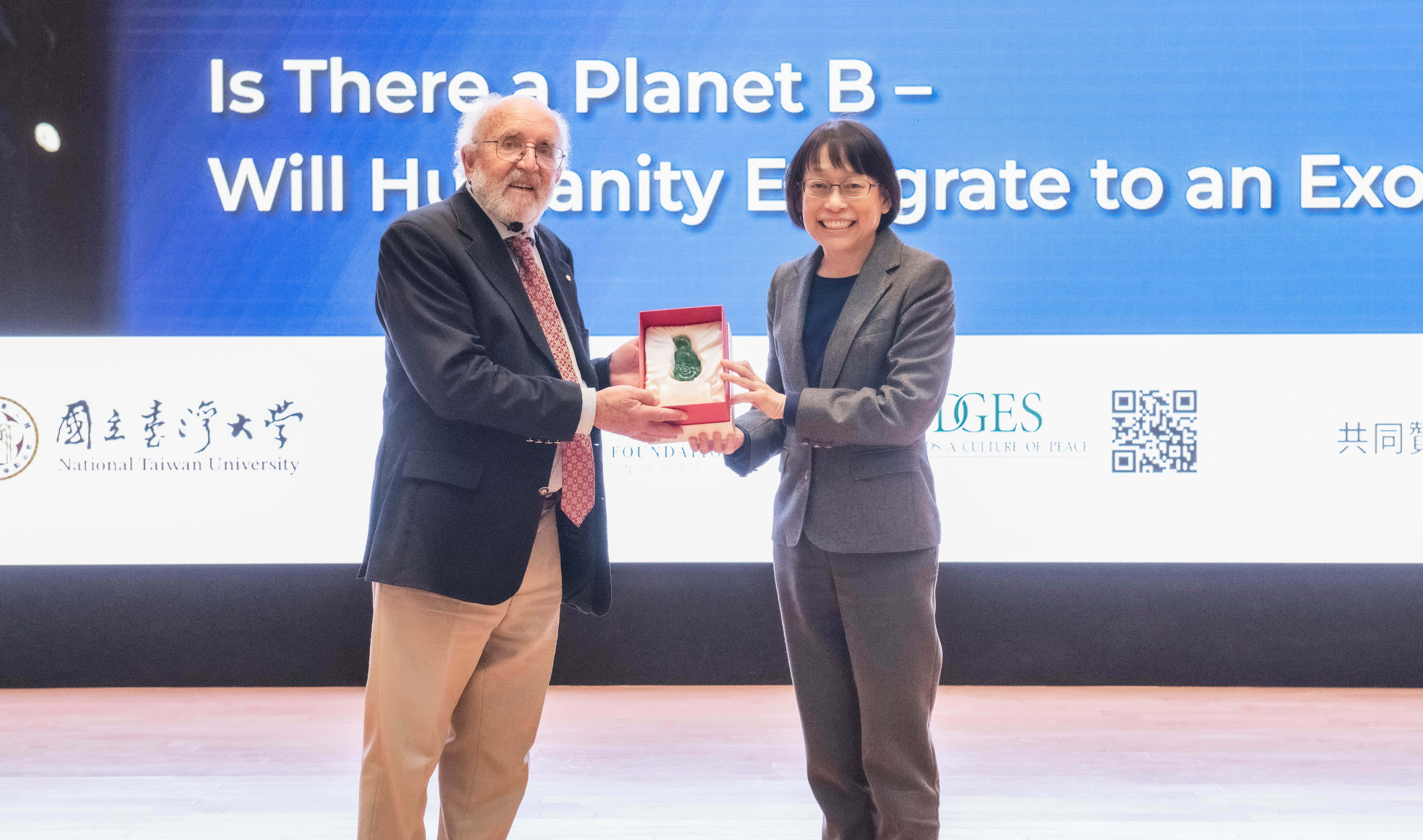 中研院周美吟副院長與米歇爾‧梅爾(Michel Mayor)教授合影。（圖片來源：中央研究院）